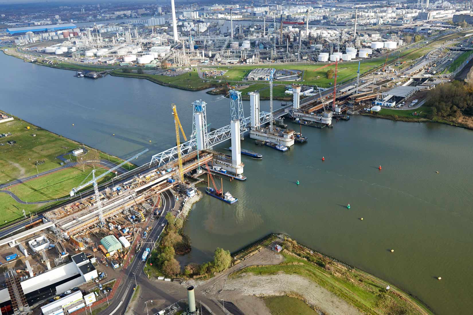 Project A15, Maasvlakte-Vaanplein, bouw heftorens van de nieuwe Botlekbrug