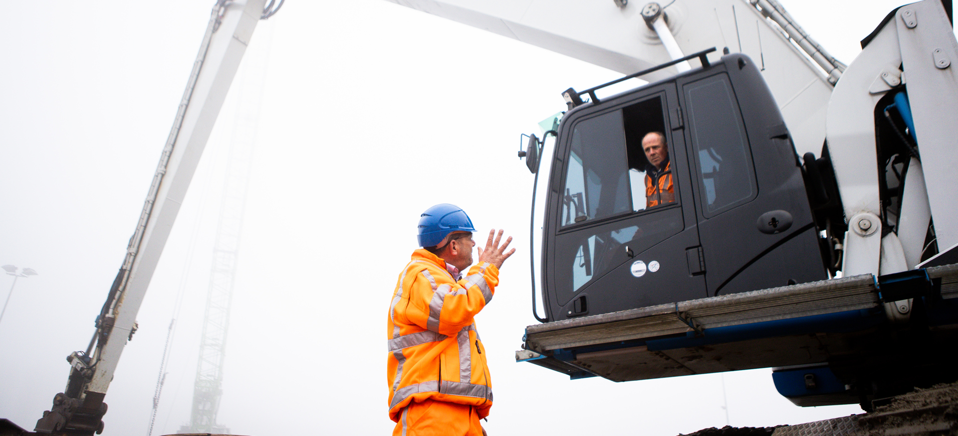 Conrad Hordijk in overleg met collega