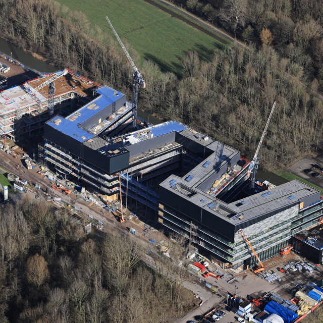 Groot gebouw in aanbouw gefotografeerd vanuit de lucht