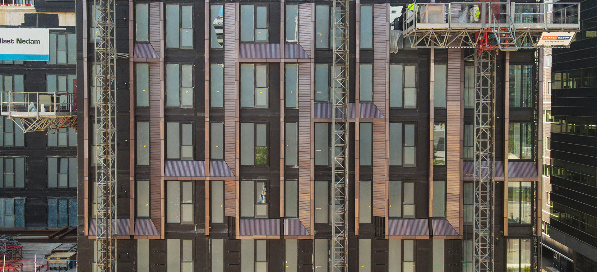 Gevel van een toren bekleed met bruin keramiek