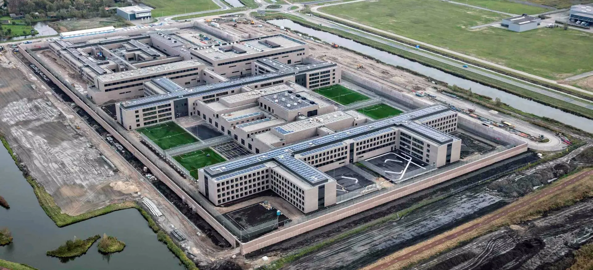 Dronebeeld Justitieel Complex Zaanstad, in beheer en onderhoud van Ballast Nedam Asset Management