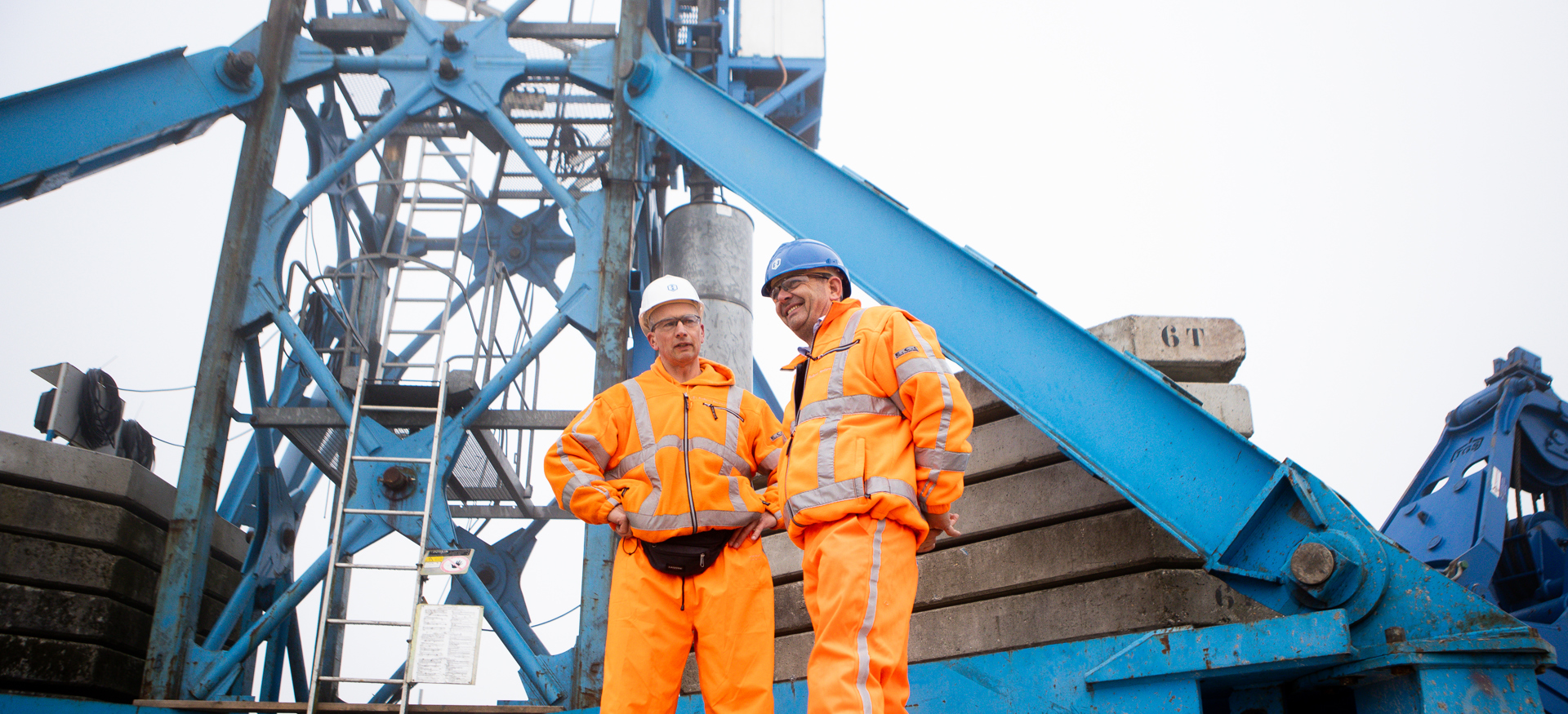 Conrad Hordijk met collega bij torenkraan