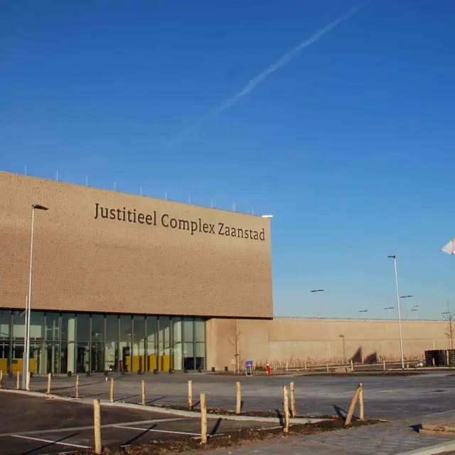 Vooraanzicht Justitieel Complex Zaanstad, in beheer en onderhoud van Ballast Nedam Asset Management